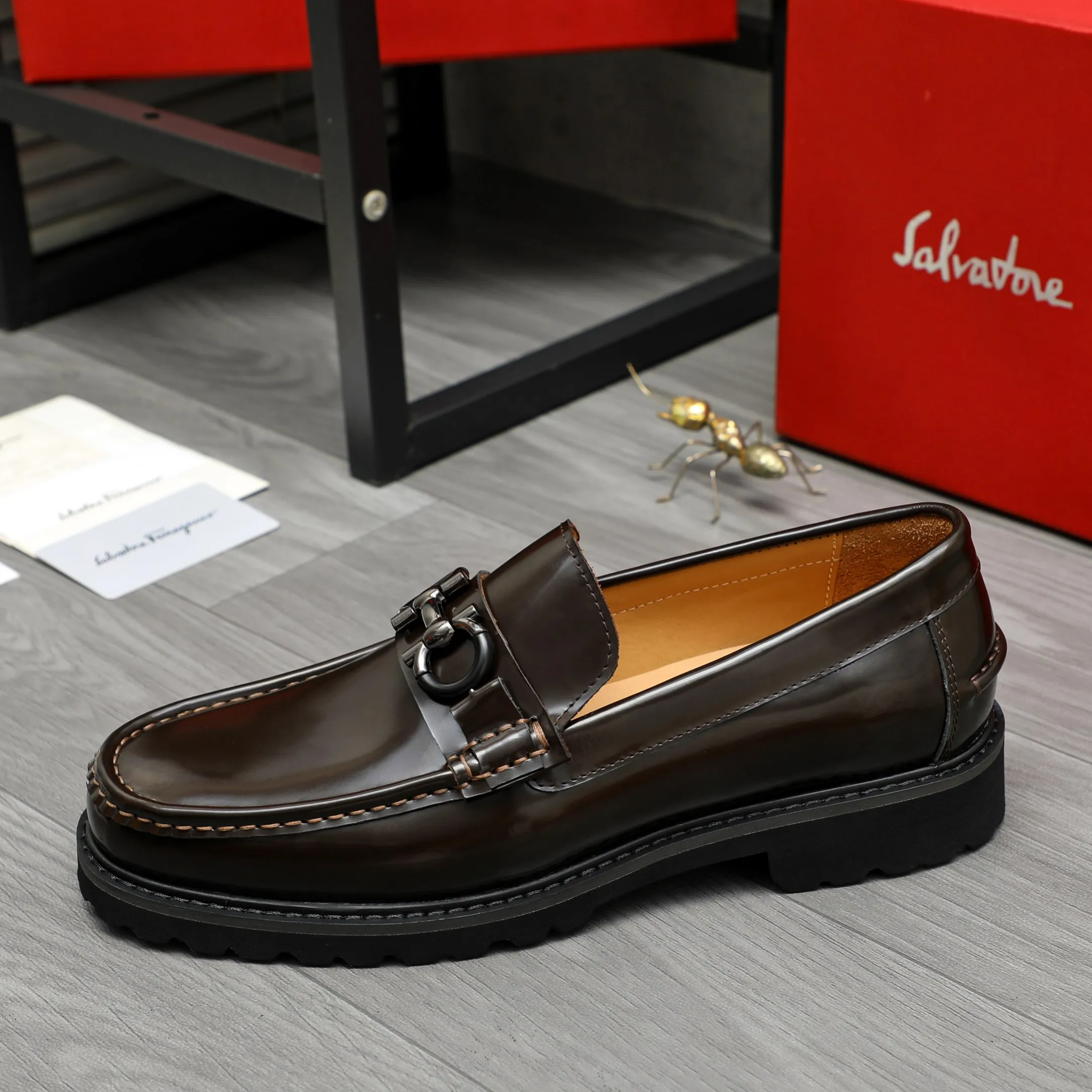 Men's shoes 💰442 Product trademark: Ferragamo "Ferragamo" business formal leather shoes Regular size: 38-46 (45.46 custom-made and non-returnable) Product materials: Selected pearlescent cowhide upper, cowhide lining, non-slip rubber outsole